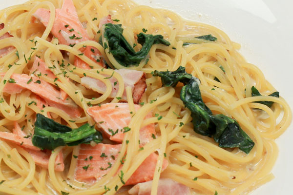 サーモンとベーコンのパスタ